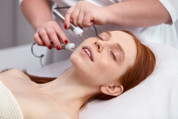 20-25 years old woman receiving a non-surgical rejuvenation procedure — Stock Photo, Image