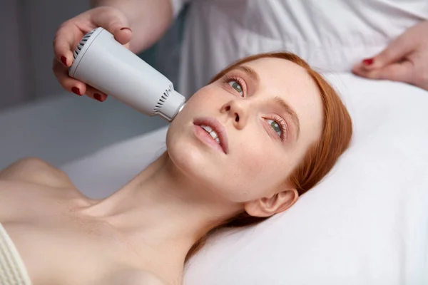 Lifting facial por ultrasonido utilizando un dispositivo especial de cosmetología — Foto de Stock