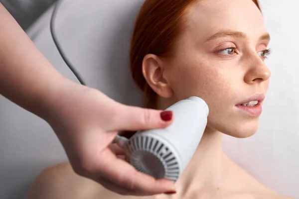 Cosmetologist doing photo rejuvenation procedure for woman patient — Stock Photo, Image