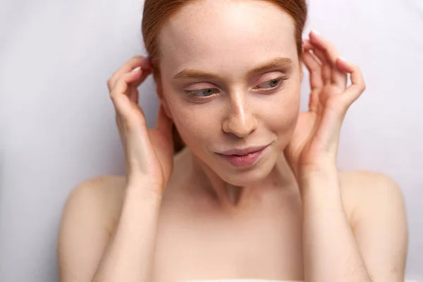 Ritratto di donna carina prima del piercing all'orecchio — Foto Stock
