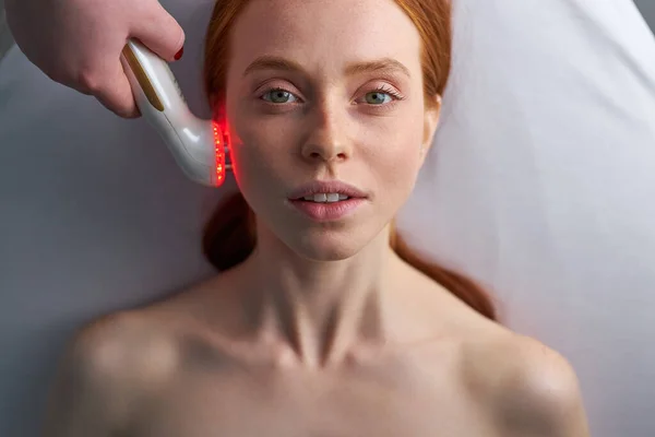 Kozmetikus egy beteggel az arcplasztika során kozmetikai klinikán — Stock Fotó