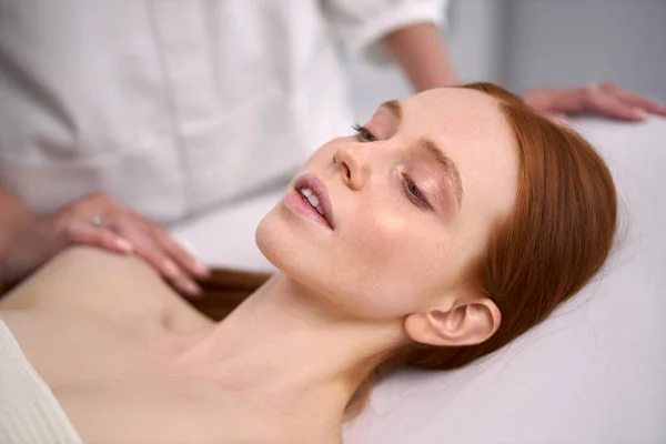 Ung rödhårig kvinna kommer att få ansikte lyft förfaranden i salong — Stockfoto
