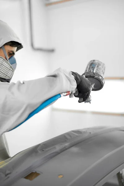 Mecânico de automóveis está envolvido em detalhes de pintura de carro na indústria de fabricação automotiva — Fotografia de Stock
