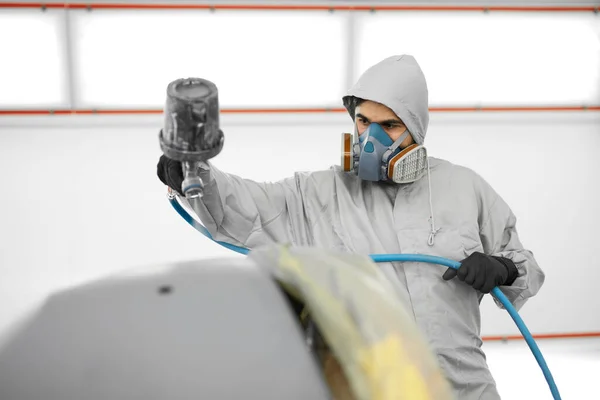 Mecánico auto se dedica a los detalles de pintura de coches en la industria de fabricación de automóviles —  Fotos de Stock