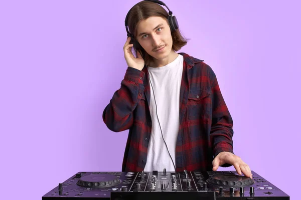 Kaukasisk amerikansk ung man lyssnar musik i hörlurar, elegant DJ — Stockfoto