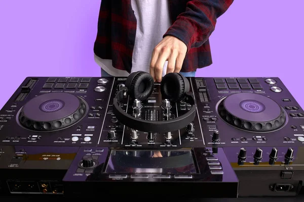 Обрізаний DJ міксує трек, виконує музику — стокове фото