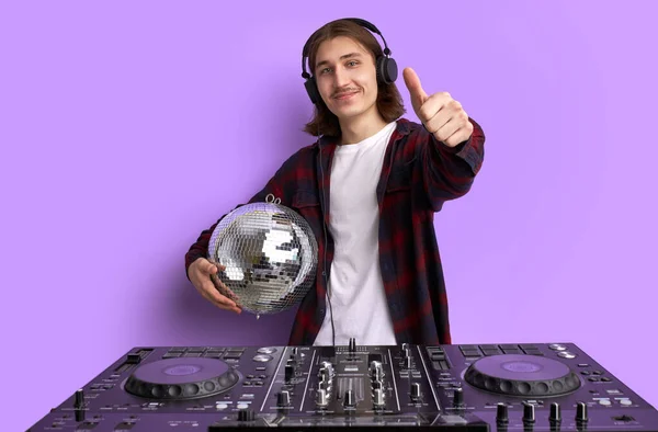 Sorrindo dj homem mostrando polegares para cima — Fotografia de Stock