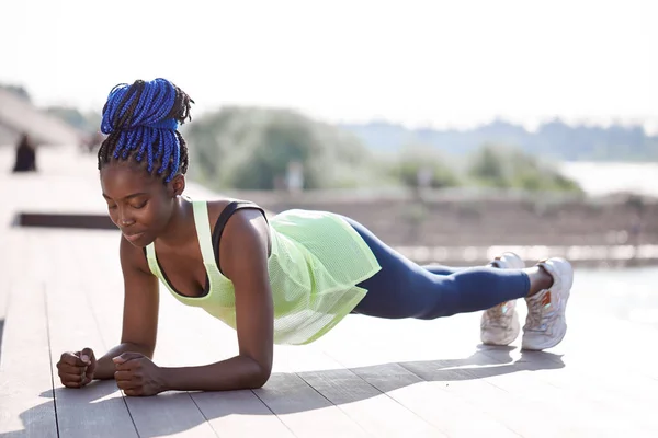 Μαύρο afro γυναίκα push up, κάνουν σανίδα σε εξωτερικούς χώρους — Φωτογραφία Αρχείου