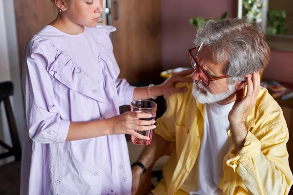 Fille demande grand-père de boire de la médecine — Photo