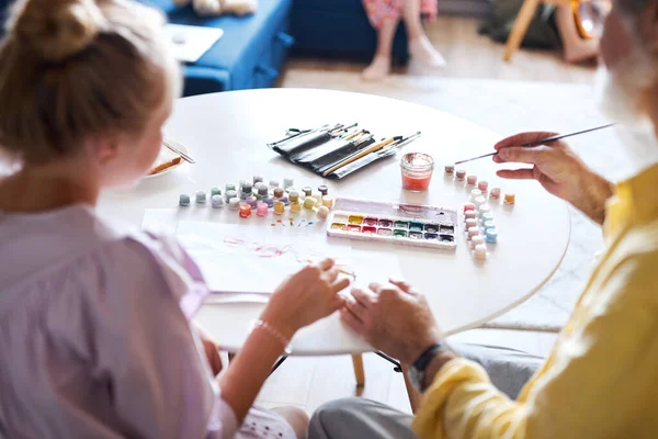 Opa en klein meisje hebben creatieve lockdown activiteiten thuis — Stockfoto