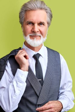 Başarılı, keyifli, zengin bir adam. 60 yaşında. Stüdyoda yalnız.