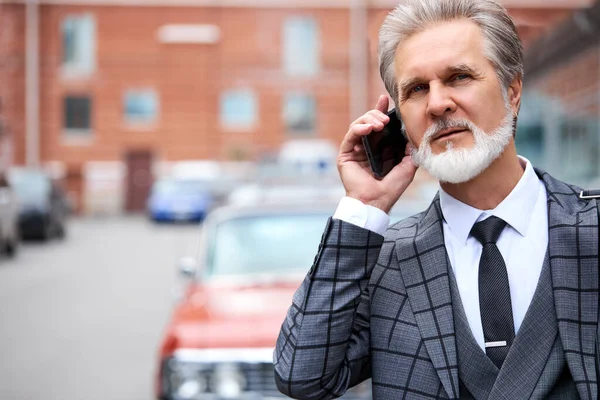 Hombre de negocios senior de moda hablando por teléfono — Foto de Stock