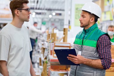 Yönetici ve müşteri tartışırken kenar görünüm