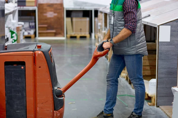 Travailleur d'entrepôt avec gerbeur de transpalettes à fourche à l'entrepôt moderne — Photo