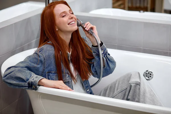 Client souriant à l'intérieur de la salle de bain — Photo