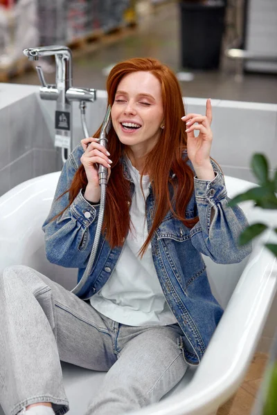 Belle rousse femme avoir du plaisir dans le bain en magasin — Photo