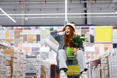 Güzel, genç bir çift markette bir şeyler seçerken eğleniyor.