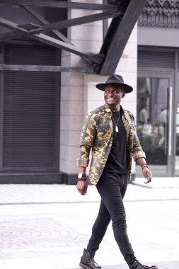 Afro-Amerikan erkek model dışarıda poz veriyor.