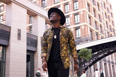 Afro-Amerikan erkek model dışarıda poz veriyor.