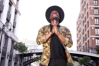 Afro-Amerikan ünlüleri seyircilere teşekkür ediyor.