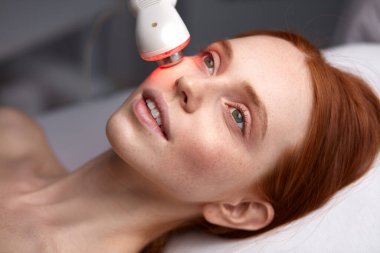 Kadın güzellik uzmanı müşteri için mekanik yüz parlatıcı prosedürü uyguluyor