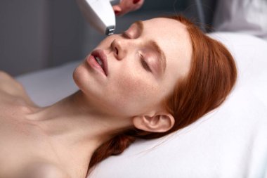 Özel bir kozmetoloji cihazı kullanarak ultrason ile yüz kaldırma