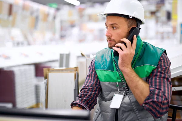 Gerente de armazém na conversa no telefone celular, no local de trabalho — Fotografia de Stock