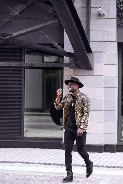 художник, известный музыкант или модель гуляет в одиночестве по улице