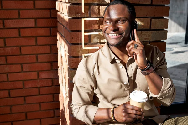 Hombre afroamericano de moda descansando en la cafetería — Foto de Stock
