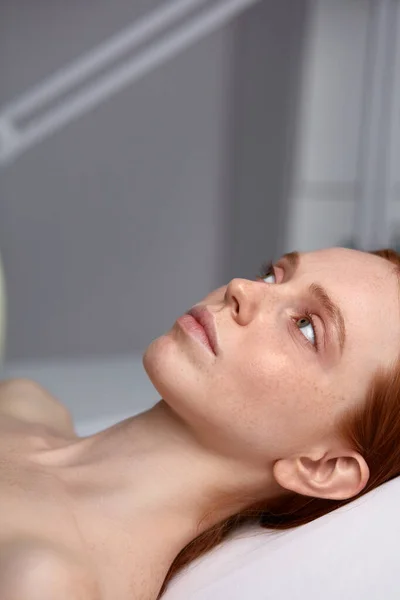 Giovane donna rossa sta per ottenere procedure di lifting facciale nel salone — Foto Stock
