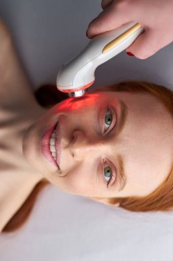 Rahat kız cerrahi olmayan yüz gerdirme ameliyatı oluyor.