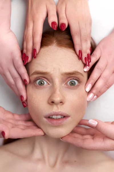 Estetiste esaminando la pelle del viso femminile — Foto Stock