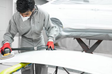 Genç Kafkas profesyonel araba servisi Yörüngesel cilalayıcısı olan erkek işçi