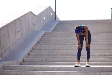 Bitkin siyah fitness kadını köpürüyor.