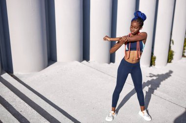 Atletik kız sabahları esneme hareketleri yapıyor.