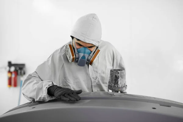 Trabalhador branco mecânico masculino examinar, verificar a superfície do corpo do carro — Fotografia de Stock