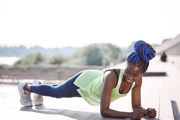 若いアフリカ人女性が屋外で運動をし — ストック写真