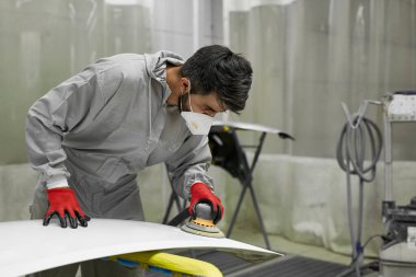 Sarı bant bantlı tamirci arabayı cilaladığı için.