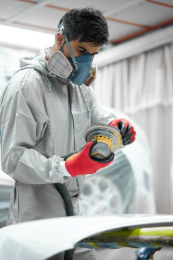 Otomobil tamircisi arabaları cilalamaya yoğunlaşır