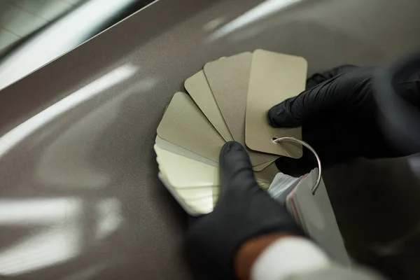 Автомеханик показывает цветовую палитру для автомобильной живописи — стоковое фото