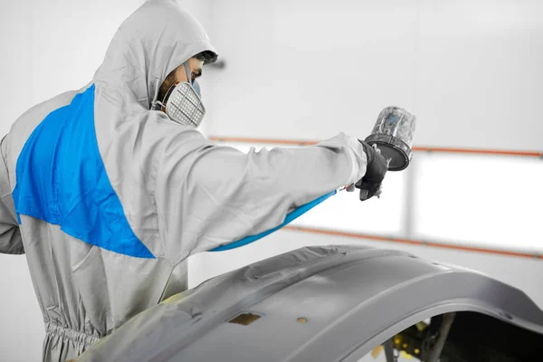 Trabalhador mecânico confiante pintando um carro no serviço — Fotografia de Stock