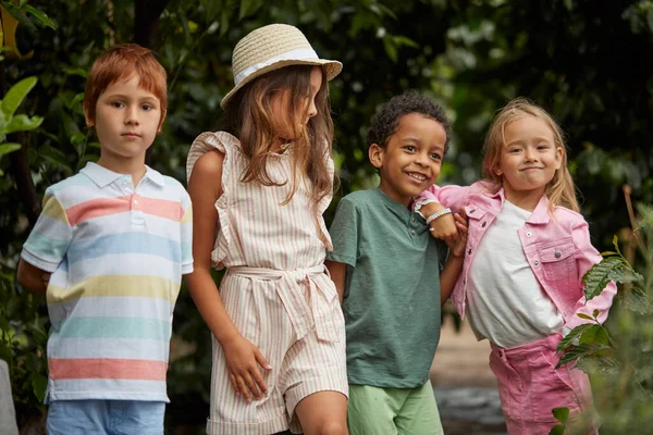 Niños hermosos en excursiones en el jardín salvaje —  Fotos de Stock