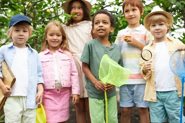 Gruppe unterschiedlicher naturinteressierter Kinder — Stockfoto