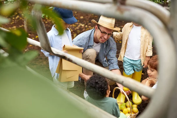 Przewodnik opowiada dzieciom o właściwościach owoców, warzyw i ziół rosnących w szklarni — Zdjęcie stockowe