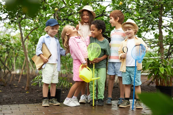 Grupo de diversos niños del jardín de infantes amigos en el jardín, invernadero —  Fotos de Stock