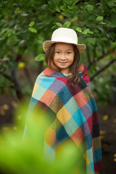 Ormanda battaniyeyle kendini ısıtan tatlı bir kız. — Stok fotoğraf