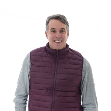 Gri saçlı ve orta yaşlı kişi kırmızı bir yelek giyiyor. Beyaz arkaplanda izole.