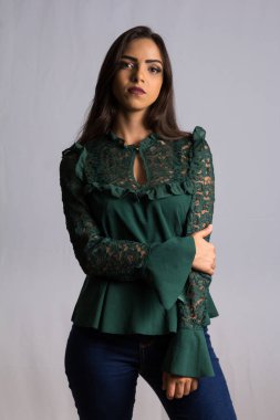 Brezilyalı genç esmer modelin portresi kameraya ciddi bir ifadeyle bakıyor..