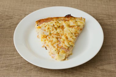 Yemek tabağı pizza. Tabak İtalyan tarifi gösteriyor. Kırsal ahşap masada..