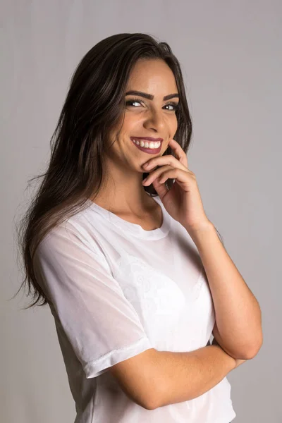 Innendørs Portrett Brasiliansk Ung Kvinnelig Brunette Modell Med Korslagte Armer – stockfoto